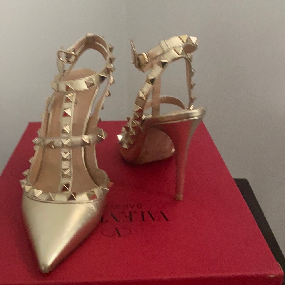 Gorgeous soft gold Valentino Rockstud pumps. Worn only ONCE . Perfect condition